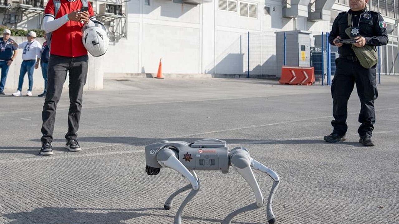 ICE contempla gastar 2 millones de dólares en perros robot para operativos de riesgo