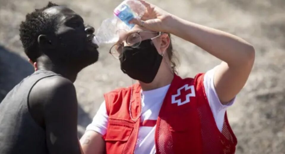 Inicia el reparto de víveres en Ceuta para 2,000 migrantes en la Playa del Trampolín