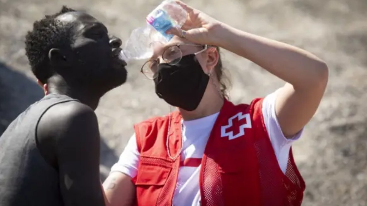 Inicia el reparto de víveres en Ceuta para 2,000 migrantes en la Playa del Trampolín