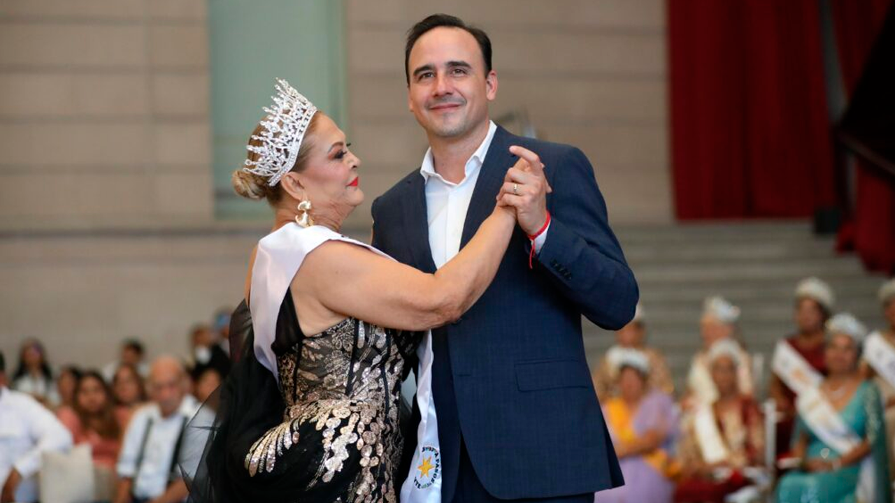 Manolo Jiménez corona a Rosa María Leos en Torreón
