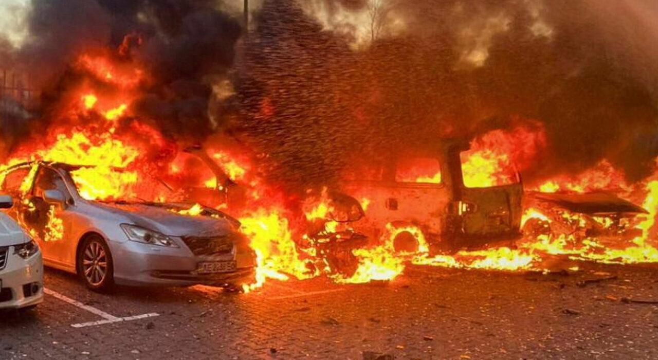 Mujer escapa de una explosión durante ataque con drones rusos en Kiev