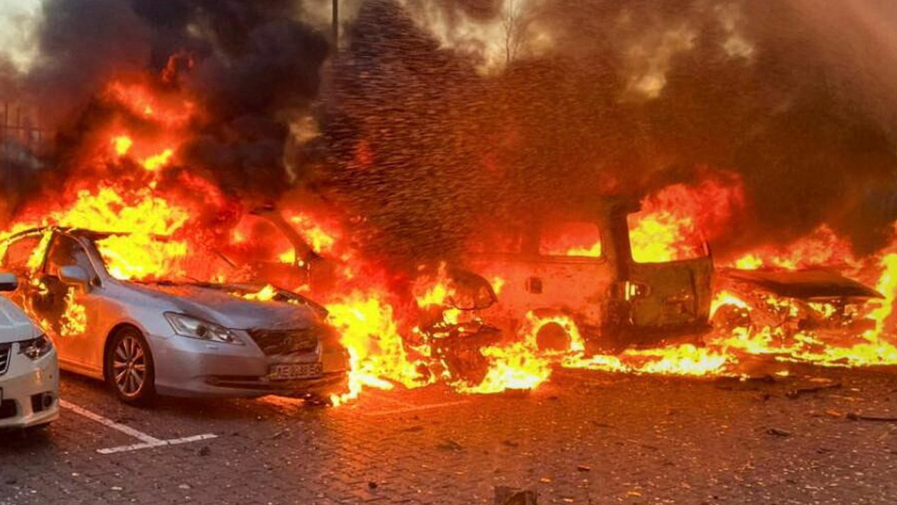 Mujer escapa de una explosión durante ataque con drones rusos en Kiev