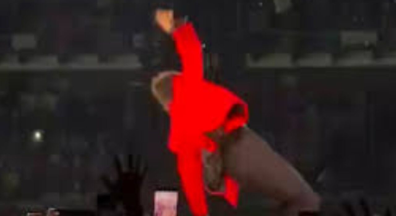 Ni la lluvia frenó a Harry Styles: caída en el escenario se roba el show en CDMX