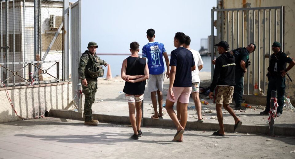 Save the Children alerta desprotección de cientos de menores migrantes en Ceuta