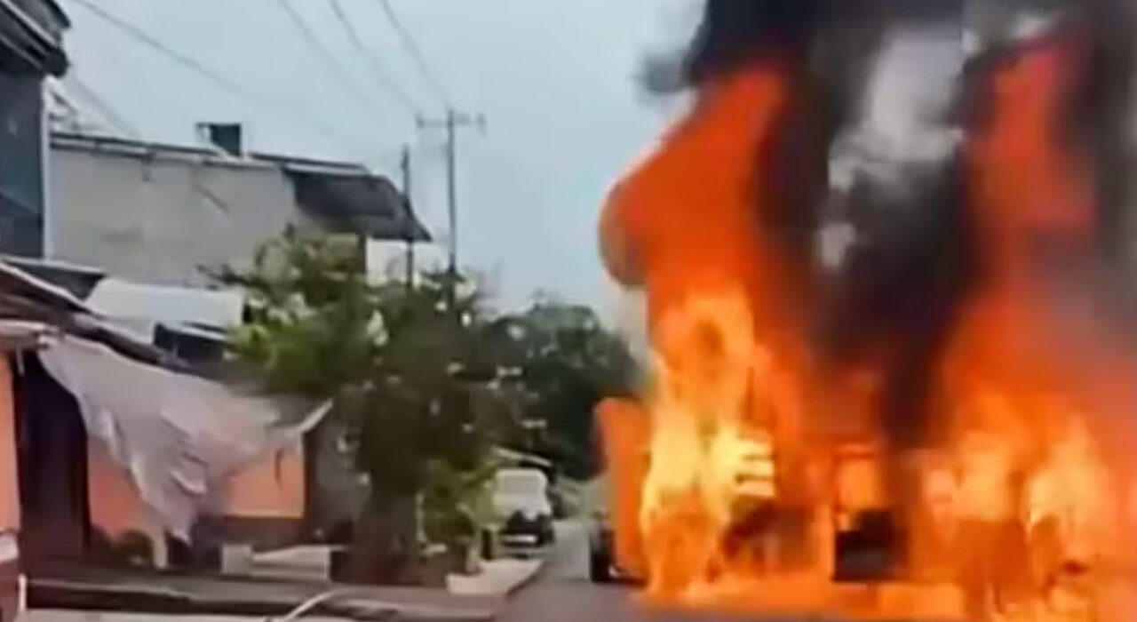 Violencia en Tacámbaro, Michoacán, deja un hombre muerto y un vehículo incendiado