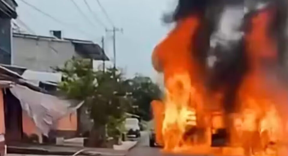 Violencia en Tacámbaro, Michoacán, deja un hombre muerto y un vehículo incendiado