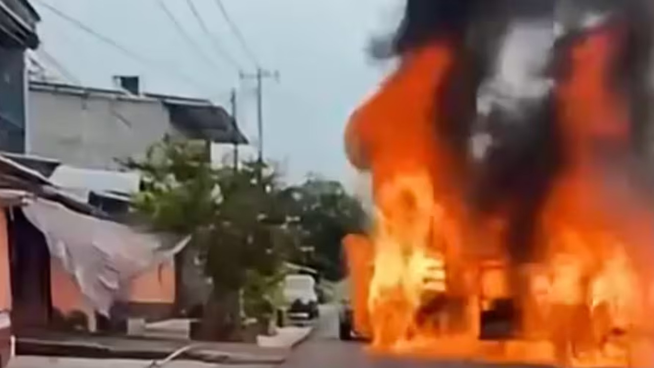 Violencia en Tacámbaro, Michoacán, deja un hombre muerto y un vehículo incendiado